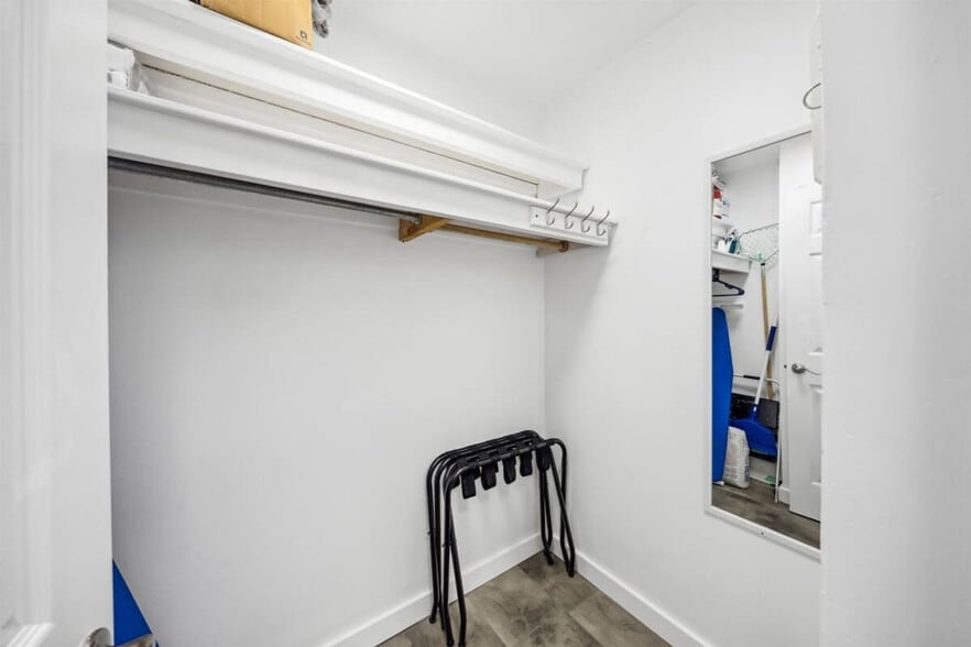 Building Photo - 8817 S Thomas Dr