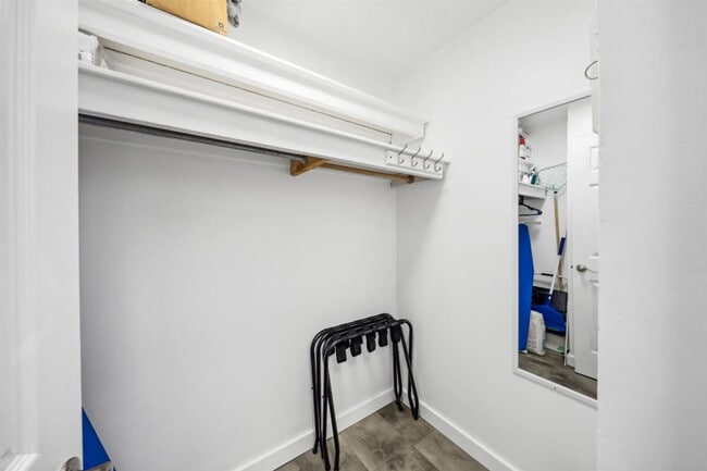 Building Photo - 8817 S Thomas Dr