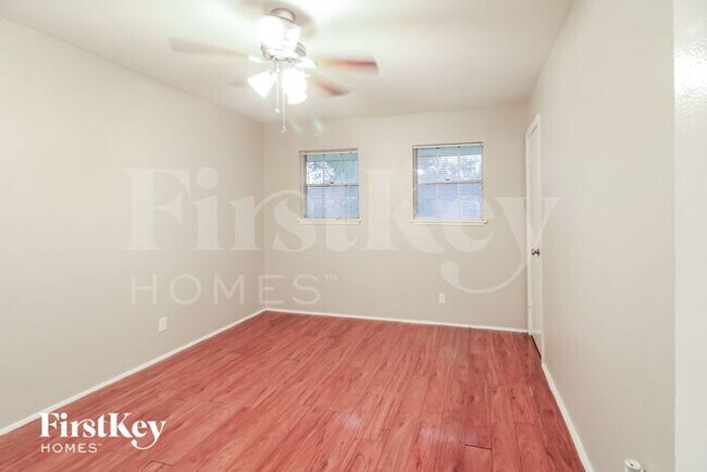 Building Photo - 4415 Akard St