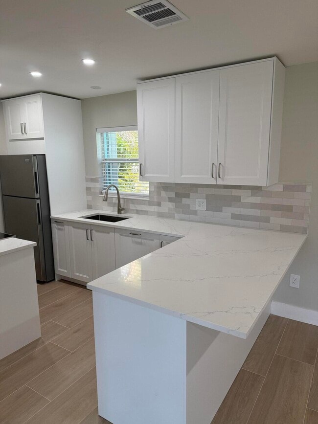 Building Photo - 926 C St