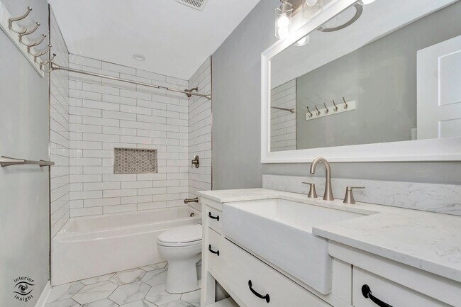 Building Photo - 7302 Blackstone Ave