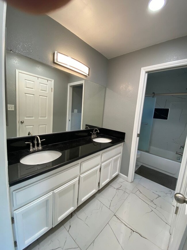 Building Photo - Newley Remodeled 3 BD 2 BA house on corner...