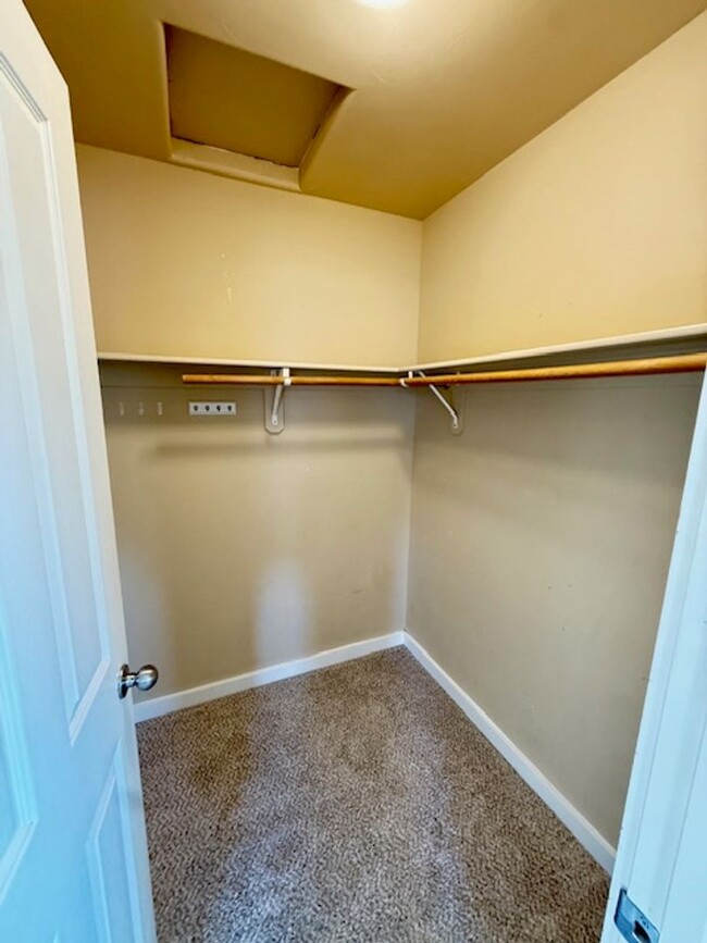 Building Photo - 3 Bedroom 3 Bathroom House Located Near a ...