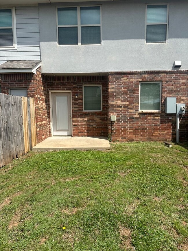 Building Photo - 3 Bedroom Townhome with ALL APPLIANCES at a great price!!