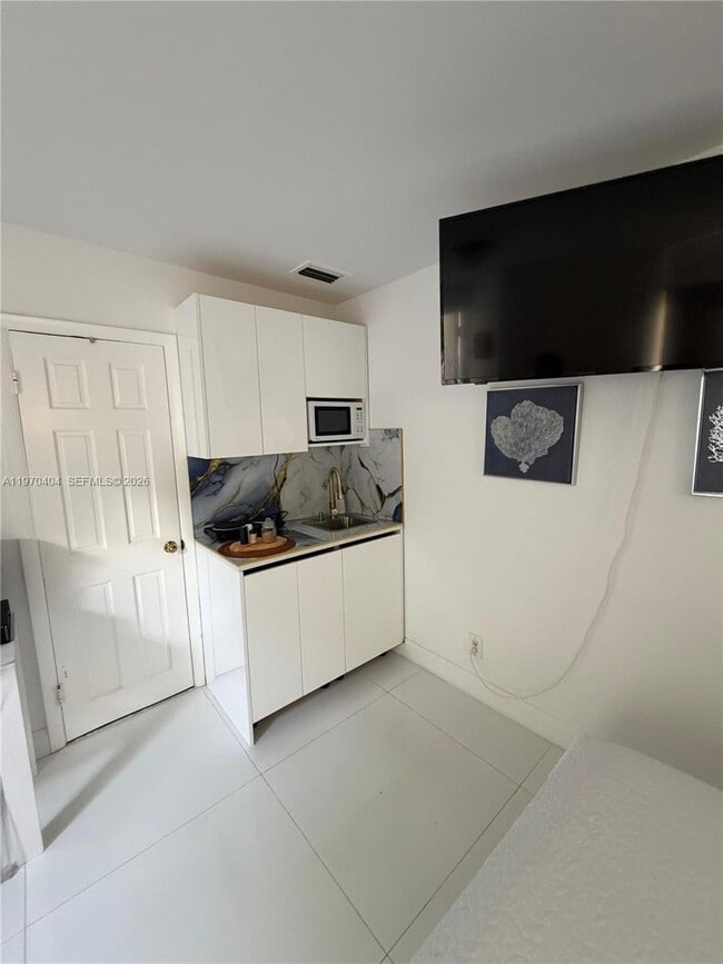 Building Photo - 45 SW 28th Rd