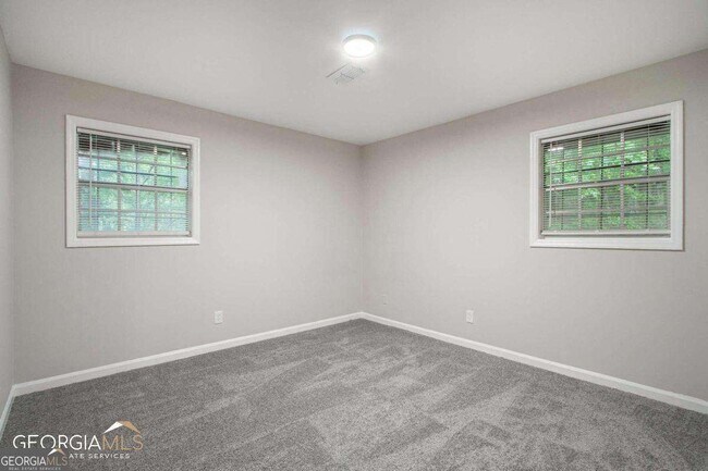 Building Photo - 2243 7 Oaks Cir