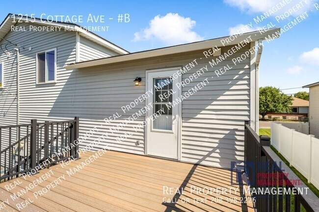 Building Photo - 1215 Cottage Ave
