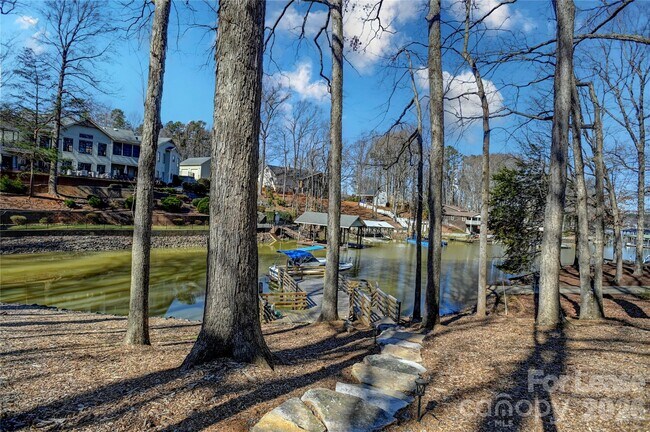 Building Photo - 280 Lakeview Shores Loop