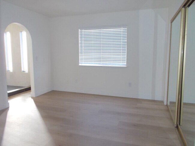 Building Photo - Elegant upstairs condo with modern upgrades and private balcony.