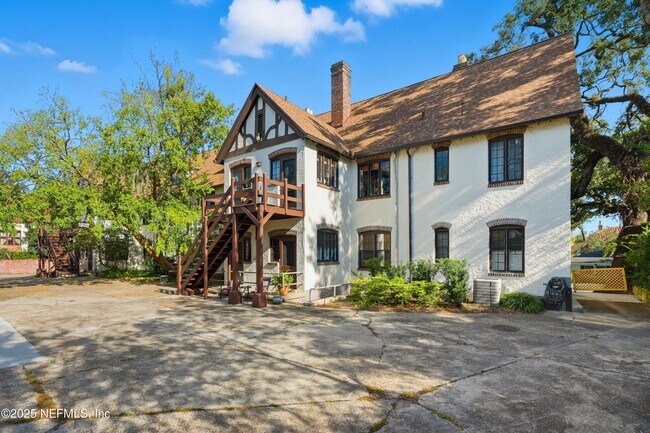 Building Photo - 3319 Pine St