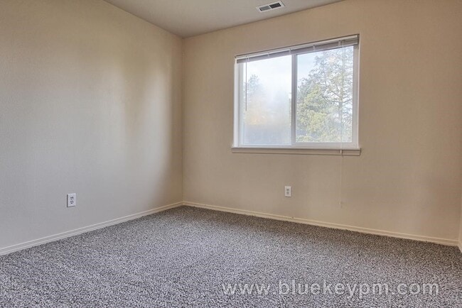 Building Photo - 3 Bed, 1.5 Bath Duplex in Hazel Dell Close to Bus Lines and Shopping