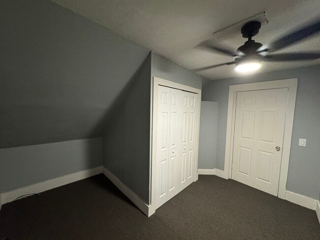 Building Photo - 3rd Floor Amesbury 2 Bedroom+Office