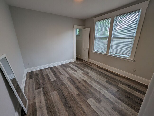 Building Photo - Beautiful Housing Convenient to Xavier Campus with Bonus Room