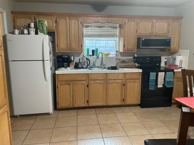 Kitchen with refrigerator, stove, microwave, fully equipped kitchen - 2607 Ringold Cir