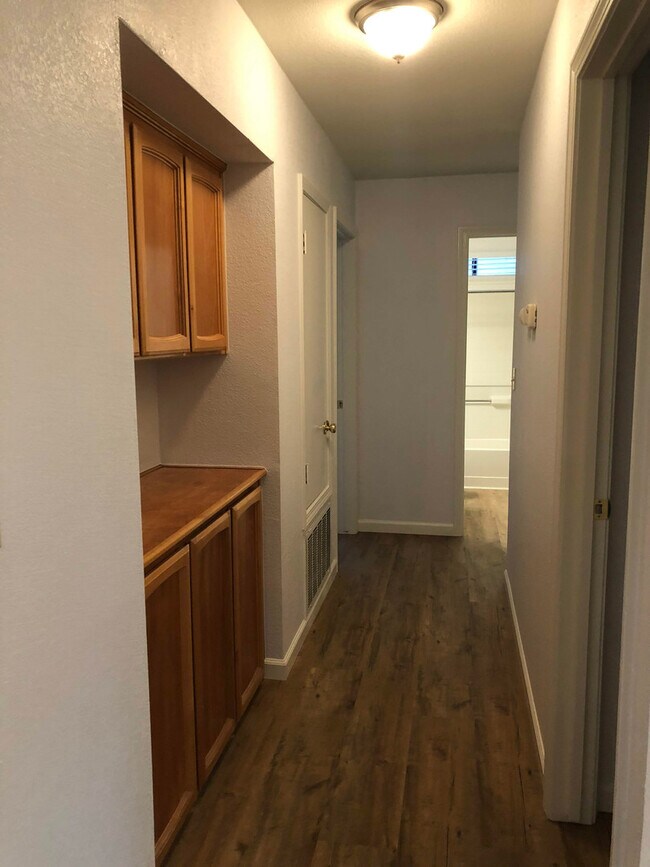 Building Photo - AVAILABLE FOR MOVE IN ON 8/1/26 -  RECENTLY RENOVATED 3 BED, 2 BATH 1 STORY ON LARGE CORNER LOT