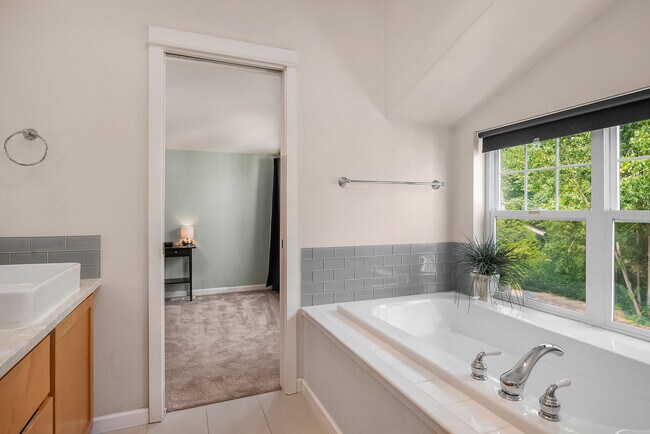 Building Photo - 2530 E Madison St