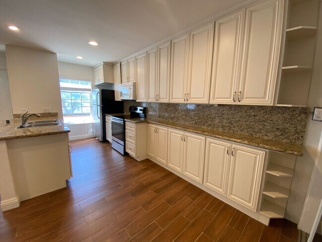 Building Photo - Luxury One Bedroom Apartment in La Jolla Village! Shared Garage Parking! AC! Washer & Dryer!