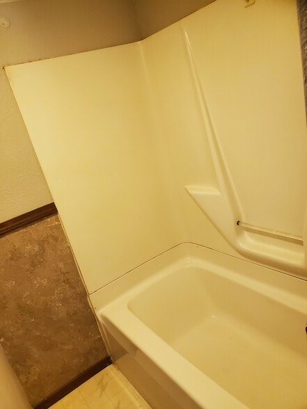 Full bath - 522 E 22nd St