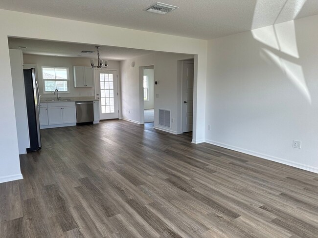 Building Photo - NEWER HOME adjacent to The Villages in all...