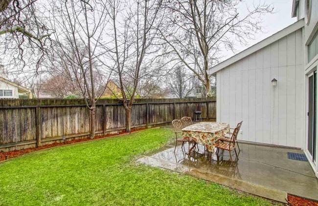 Building Photo - South Davis Charming Home