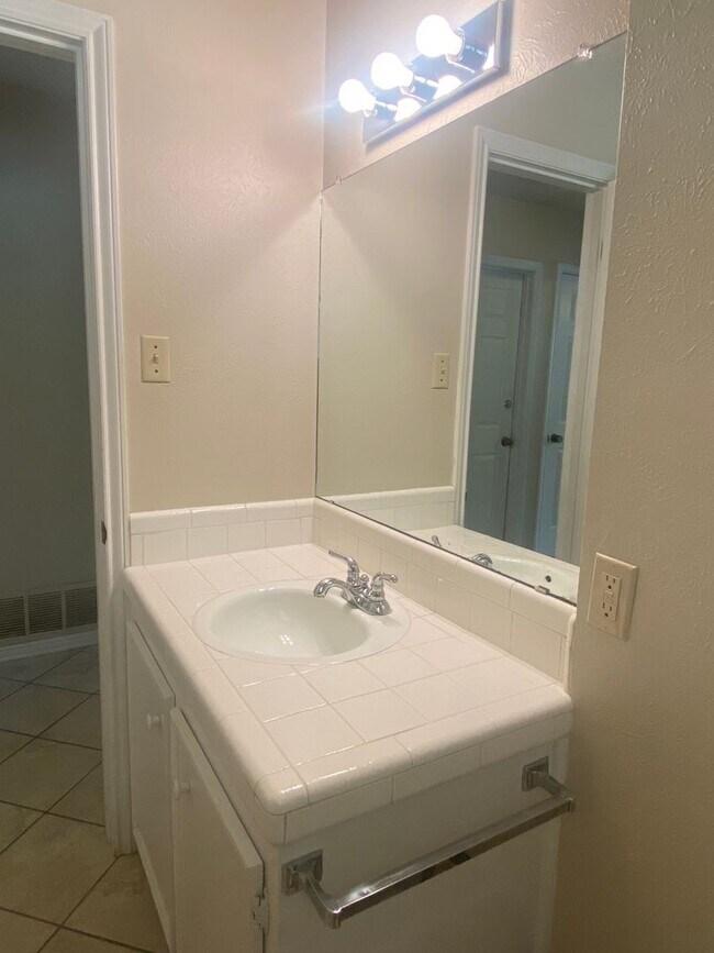 Building Photo - LARGE 4 BEDROOM BELTON ISD