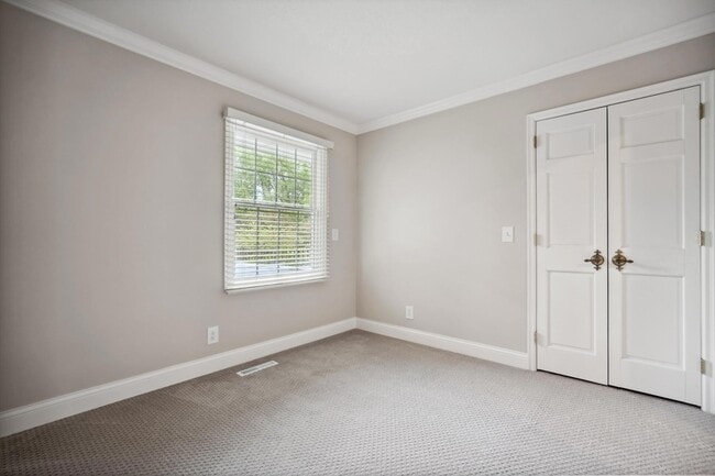 Building Photo - 5721 Londonderry Rd