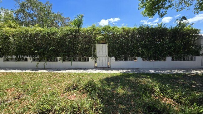 Building Photo - 1901 SW 2nd Ave