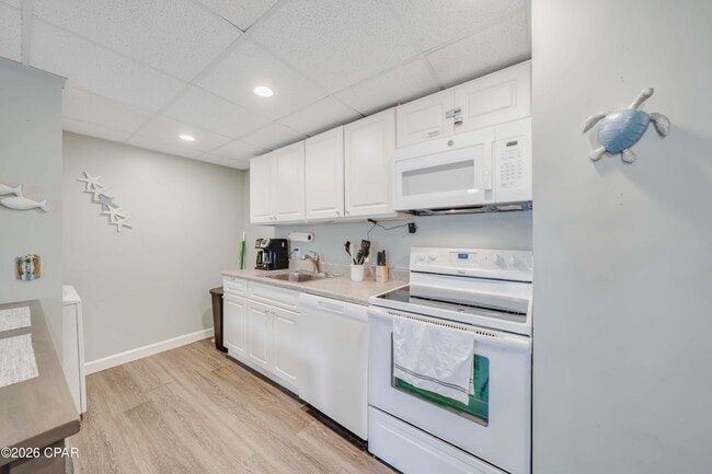 Building Photo - 6903 N Lagoon Dr