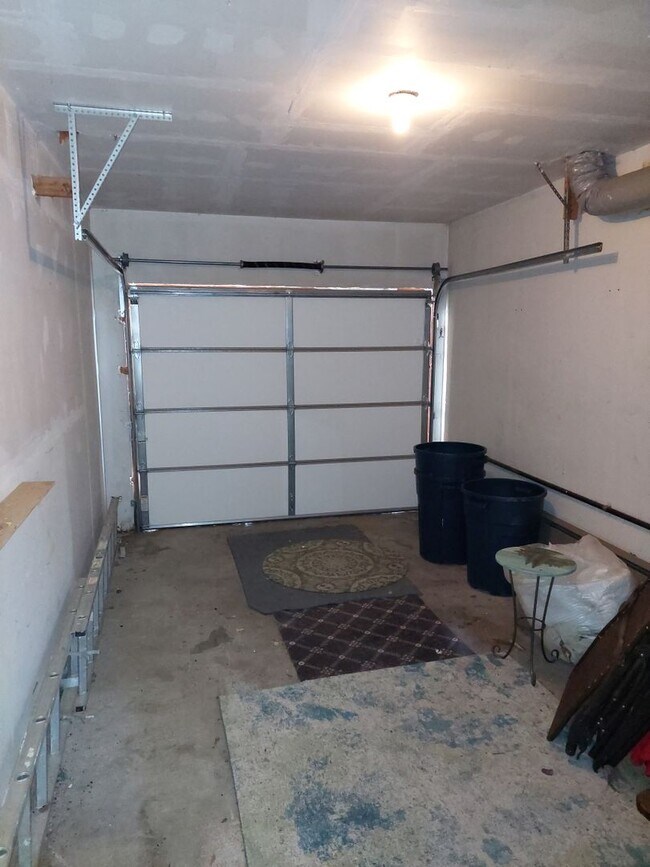 Building Photo - Large furnished 4 bedroom home with 2 car ...