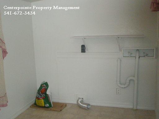 Building Photo - 2 Bedroom House with Large Yard