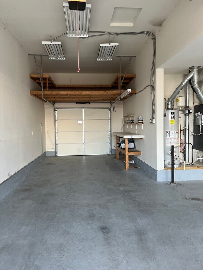 Building Photo - Silver Lining