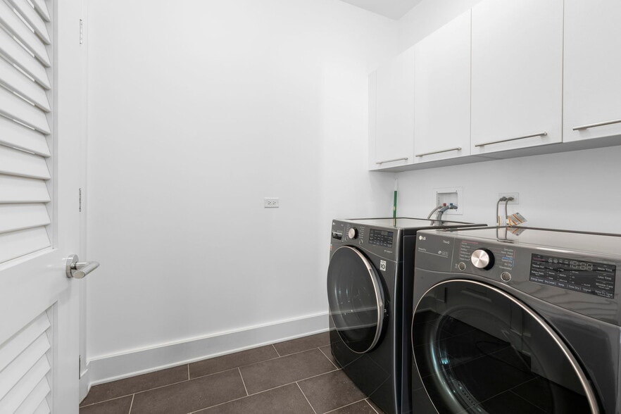 Building Photo - 2550 N Lakeview Ave