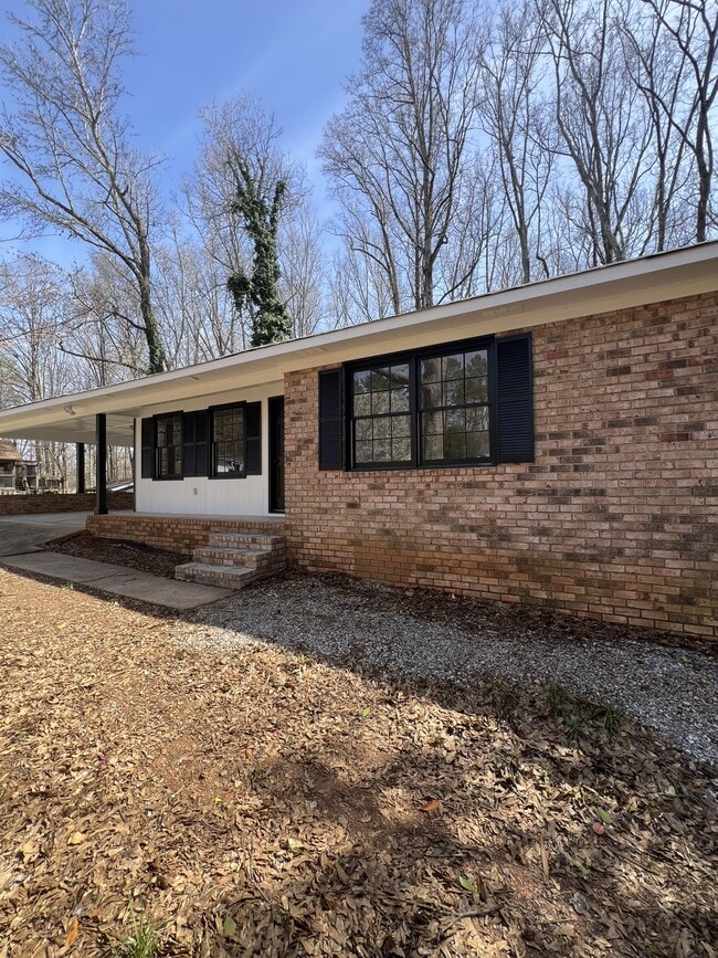 Building Photo - 1051 Crooked Creek Rd