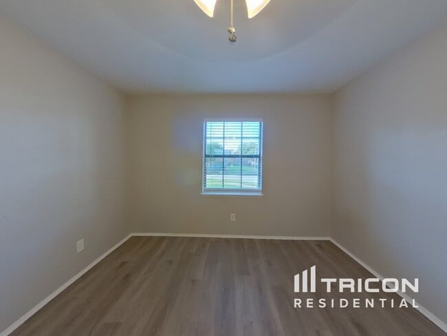 Building Photo - 1005 Llano Trail
