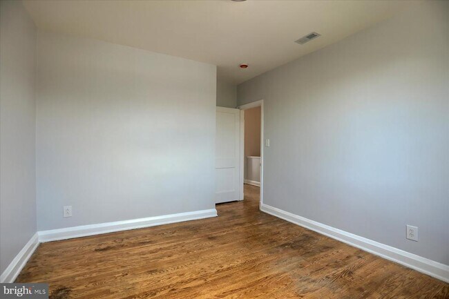 Building Photo - 1323 N Kenwood Ave