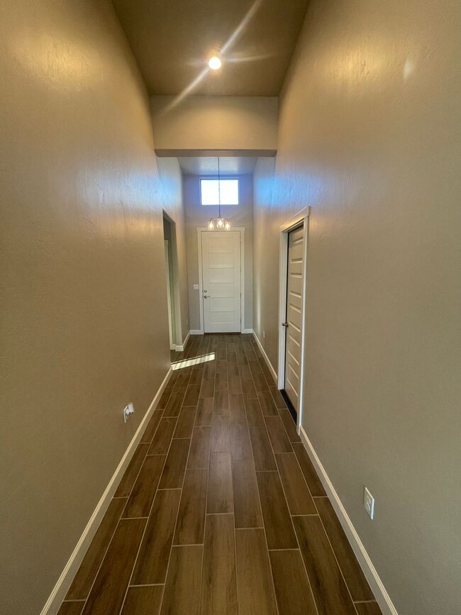 Building Photo - Beautiful Newly Constructed Home **Move In...