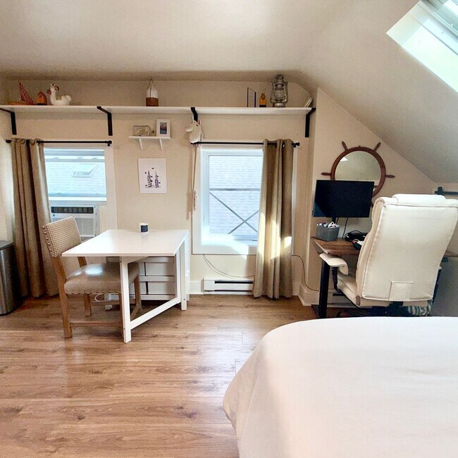 Building Photo - All Inclusive West End Condo-Fully Furnished with Parking!