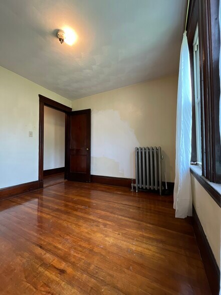 Building Photo - 82 Newburg St