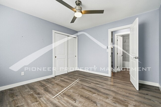 Building Photo - Gorgeous Condo with Washer/Dryer and Central AC