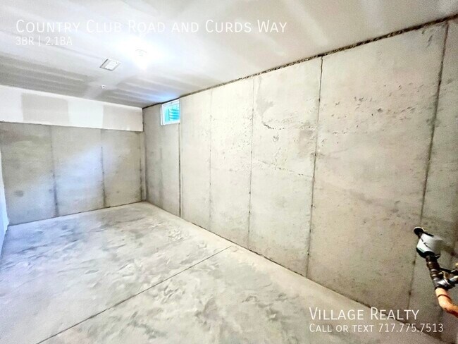 Building Photo - 705 Country Club Rd