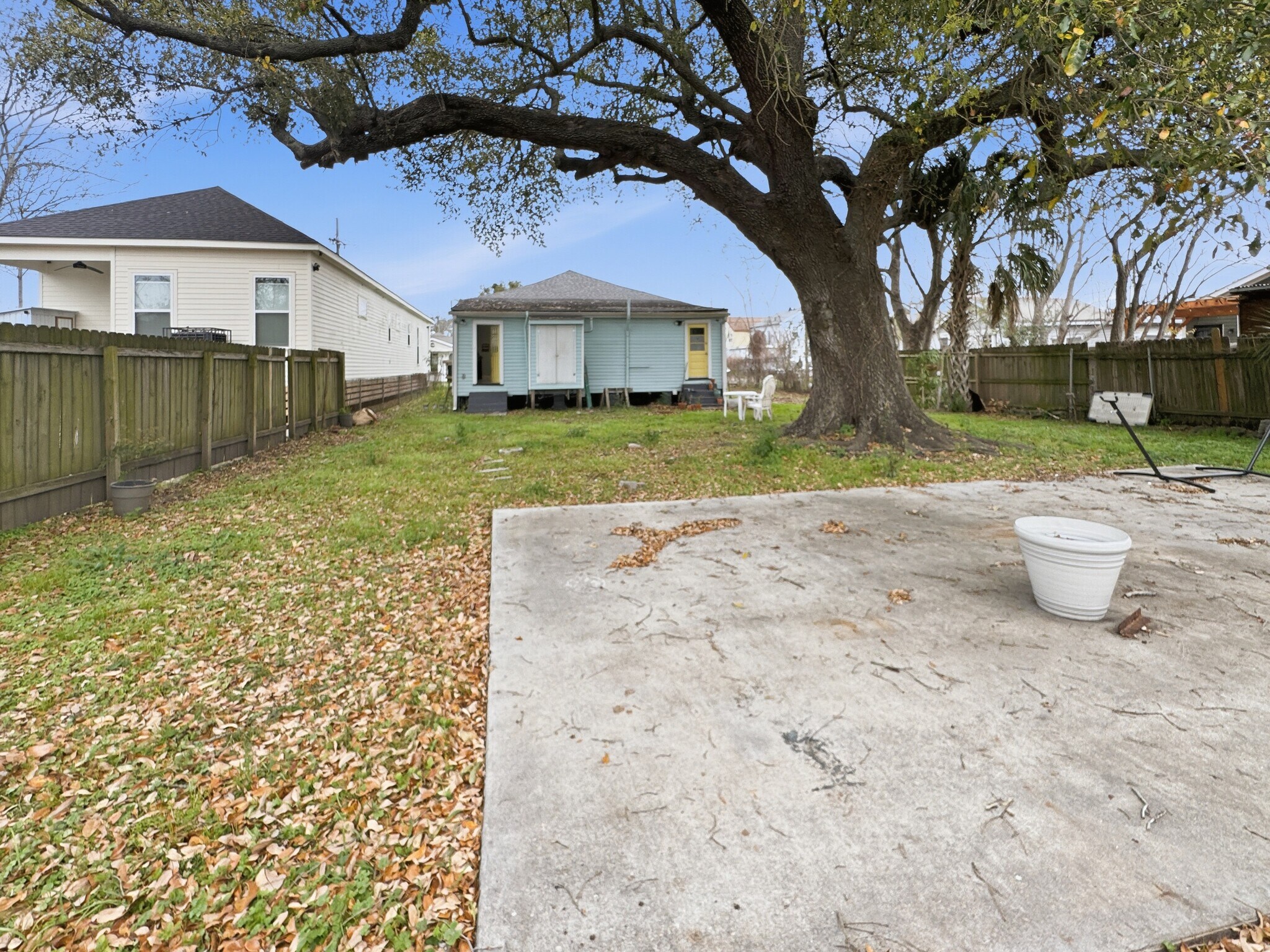 Building Photo - 1656 Pleasure St