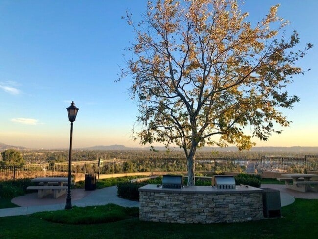 Building Photo - 2-bedroom, 2-bathroom condo in the Sunset Ridge community of Granada Hills