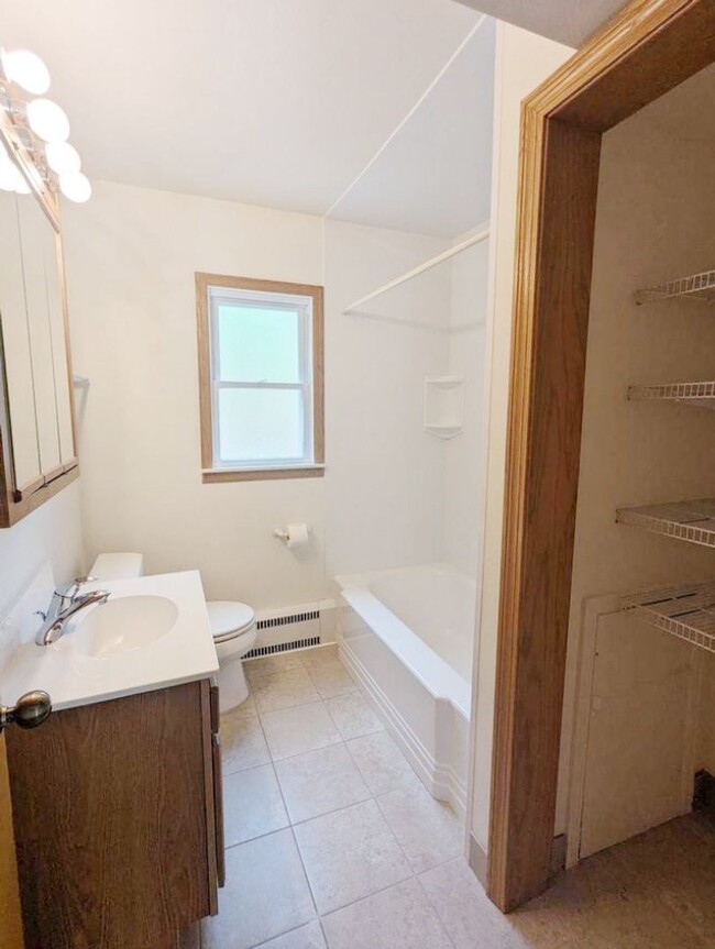 Building Photo - 2-bed 1-bath Apartment
