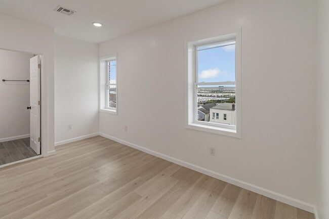 Building Photo - 709 Grand Ave