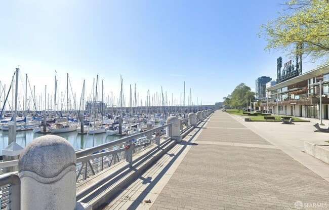 Building Photo - 260 King St