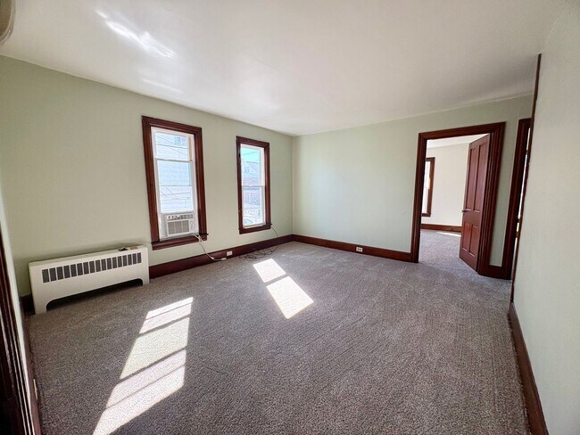 Building Photo - 133-135 E Park St