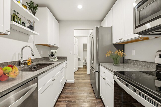 Building Photo - For Lease $2950/Month: Beautifully updated 2/Bdrm Townhome with large Bonus Room