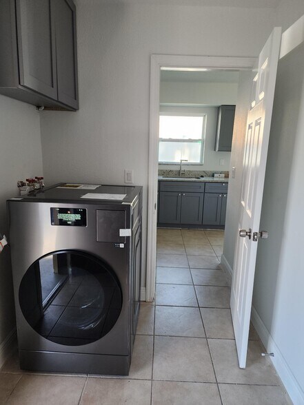 Building Photo - 556 Clearwater Largo Rd N