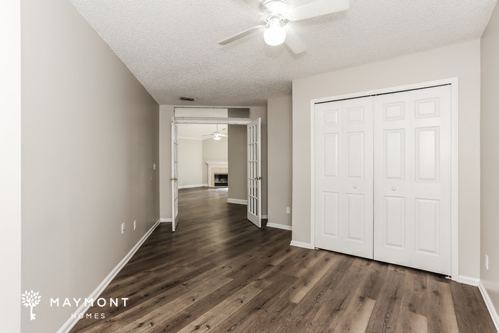 Building Photo - 884 Putters Green Way N