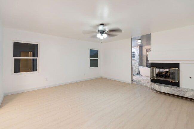 Building Photo - Large 5 Bedroom 4 bathroom Home